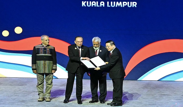 Presiden Timor-Leste Jose Ramos-Horta (kiri) menyaksikan Perdana Menteri Xanana Gusmao (dua dari kanan) menerima dokumen pengesahan keanggotaan Timor-Leste dalam ASEAN daripada Perdana Menteri Malaysia Datuk Seri Anwar Ibrahim (dua dari kiri) dan Setiausaha Agung ASEAN Kao Kim Hourn semasa Sidang Kemuncak ASEAN di Kuala Lumpur/AFP